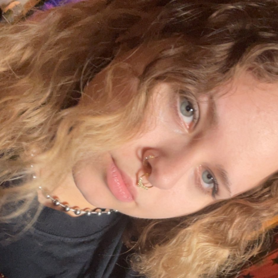 – #promotwt #moothunt 

☆ 23 | any pronouns | 🇺🇸 (unfortunately)
☆ i drink a lot what can i say im hot and i have fun 
☆ roblox, sims 4, i have cats, etc

dm me lets be friends !

♡︎/⟳ appreciated ^_^ 

#girlytwt #yaptwt #lifetwt #loltwt #iwtvtwt #filmwt #drugtwt