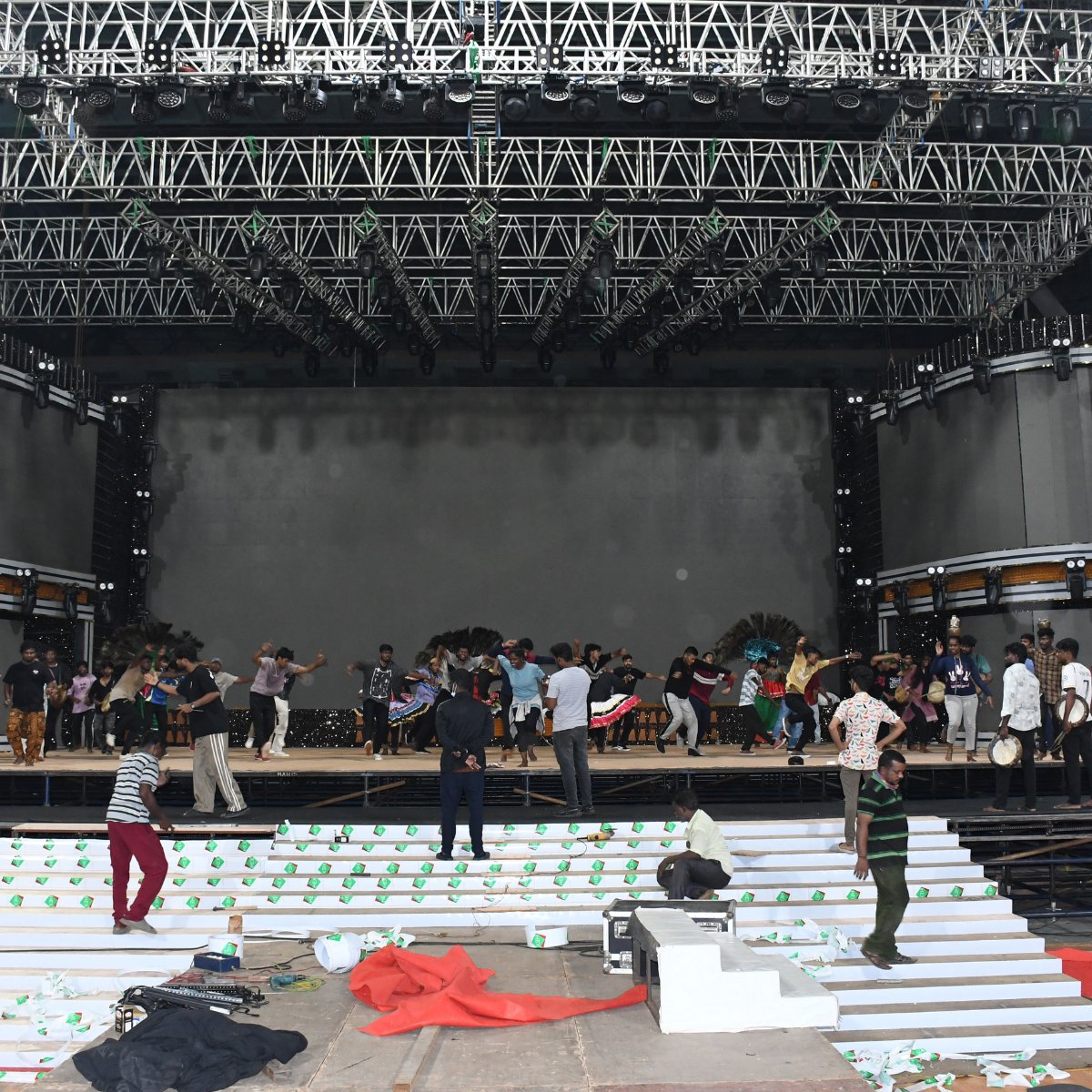 Experience isn’t about how many events you’ve done.

It’s about how you respond when something goes wrong.

Staying calm under pressure - that’s what clients truly value.

#EventLife #ExecutionMatters #LiveEvents #EventManagement