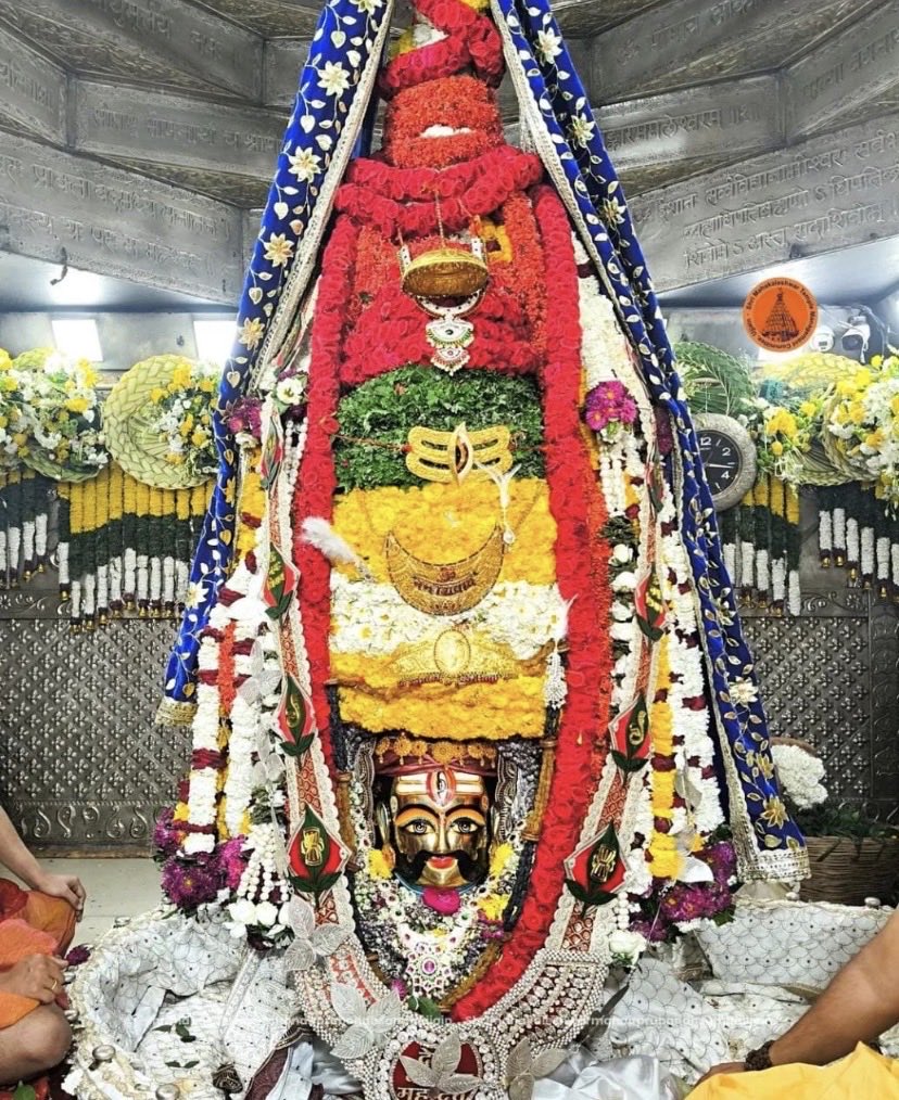 *🙏🌹जय श्री महाकाल 🌹🙏*
*श्री महाकालेश्वर ज्योतिर्लिंग का आज का पुष्प मुकुट सेहरा श्रृंगार दर्शन*
*16-02-2026 कण-कण में महादेव*💕