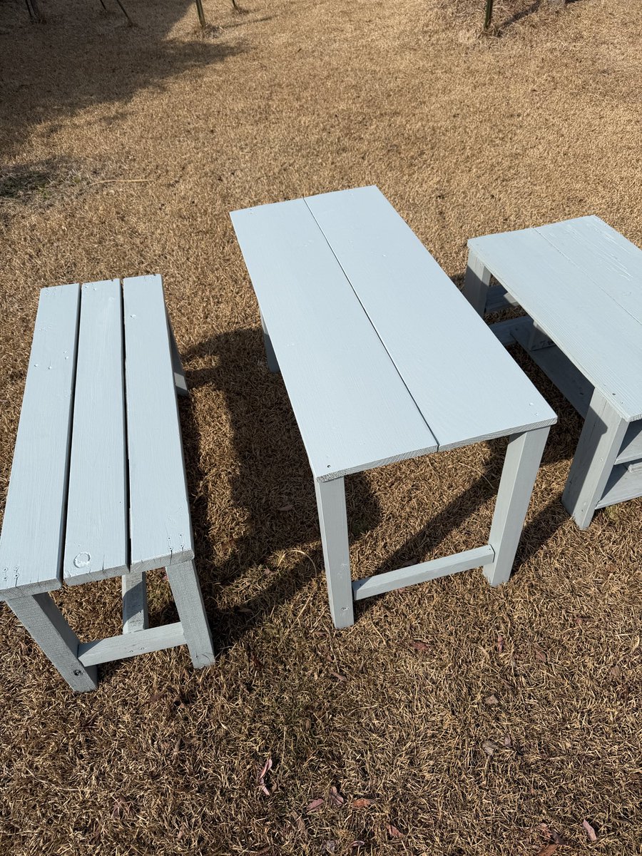 moguberipark's tweet image. 今日はお客様に屋外席を気持ち良く使って頂く為、年に2回程の塗装塗り直し✊
(今回は天板だけで済みました😮‍💨)

夏は塗装が激しく痛み、冬は木材が収縮して剥がれます

ケレン掛け、古い塗膜を剥がすのは本当に大変ですね😅
塗装屋さんの苦労を味わえます🤣

#屋外　#塗装　#ペンキ　#ケレン掛け