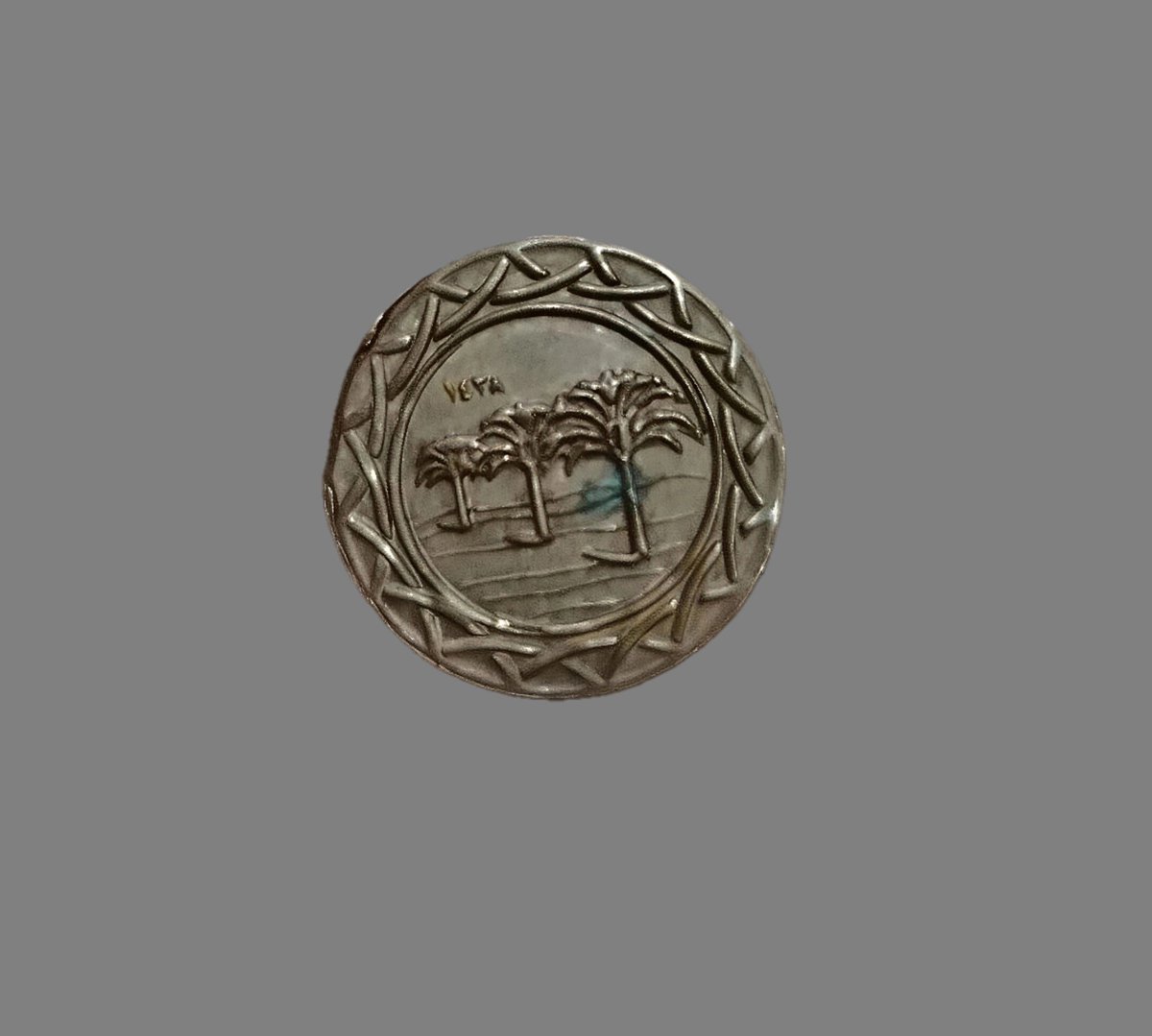 amrxil's tweet photo. مبارح فتت على محل انتيكات بالشام القديمة ومن بين فوضى دكانه لقيت هي لتنظيم دا3ش
ما كنت بعرف كانوا مطالعين عملة خاصة فيهن قبل https://t.co/w0kanZZmE2