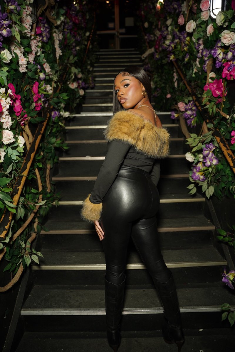 _1nnj_'s tweet photo. february is all about me cause your turn should’ve been over💋… happy birthday to me hiiii♒️ https://t.co/3XsILe34WF
