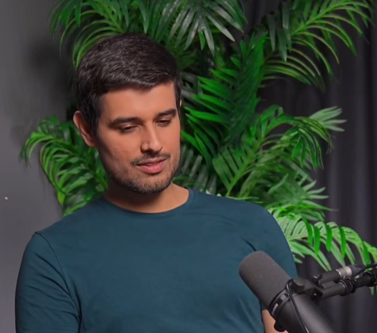 ध्रुव राठी को आप हमेशा सत्ता से सवाल करते हुए देखा होगा 

लेकिन इस बार विपक्ष को आड़े हाथ ले लिया ध्रुव का कहना है की 

विपक्ष हाथ पे हाथ रख के बैठा है की लोग सत्ता से परेशान होके विकल्प के तौर पे इनको वोट करेगे 

विपक्ष ख़ुद आगे नहीं आना चाहता