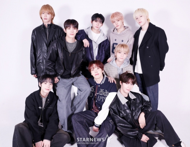 fnfent_official's tweet image. [📰] 아홉 "'AAA 2025', 꿈만 같아..콘서트처럼 즐기면서 보냈다"

인터뷰① 🔗 naver.me/GlRPXB5s
인터뷰② 🔗 naver.me/5Z1rYWnL
인터뷰③ 🔗 naver.me/FyAYWcAj

#AHOF #아홉