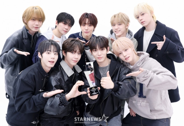 fnfent_official's tweet image. [📰] 아홉 "'AAA 2025', 꿈만 같아..콘서트처럼 즐기면서 보냈다"

인터뷰① 🔗 naver.me/GlRPXB5s
인터뷰② 🔗 naver.me/5Z1rYWnL
인터뷰③ 🔗 naver.me/FyAYWcAj

#AHOF #아홉