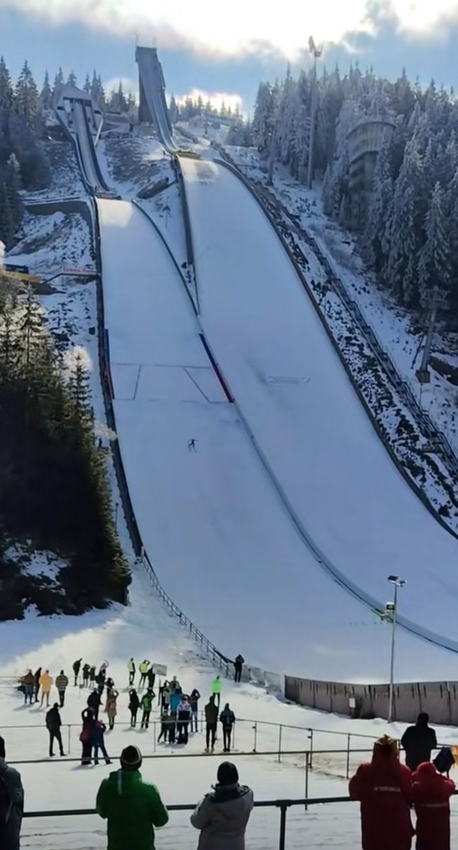 ElipsoYT's tweet photo. No to już wiem czemu pół stawki lądowało wczoraj za rozmiarem, ale to jak wysoko jest K i HS wygląda dosyć komicznie... 🇩🇪🤷♂️
#skijumpingfamily #Oberhof #CoC https://t.co/F36F4JfatO