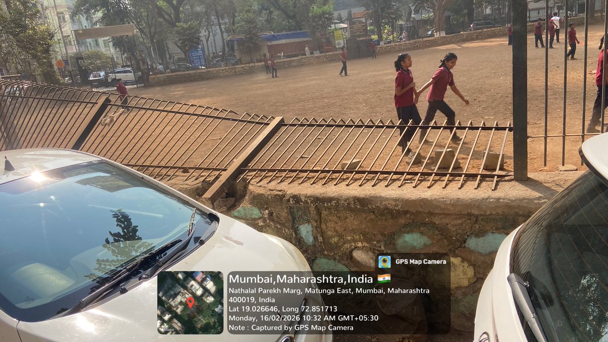 Kunalgoogly's tweet photo. Please ensure to rebuild the fences of Napoo playground ( Matunga East ) on urgent basis as it may cause severe damage to children playing in garden @mybmc @mybmcFNward https://t.co/05obbQaXLH
