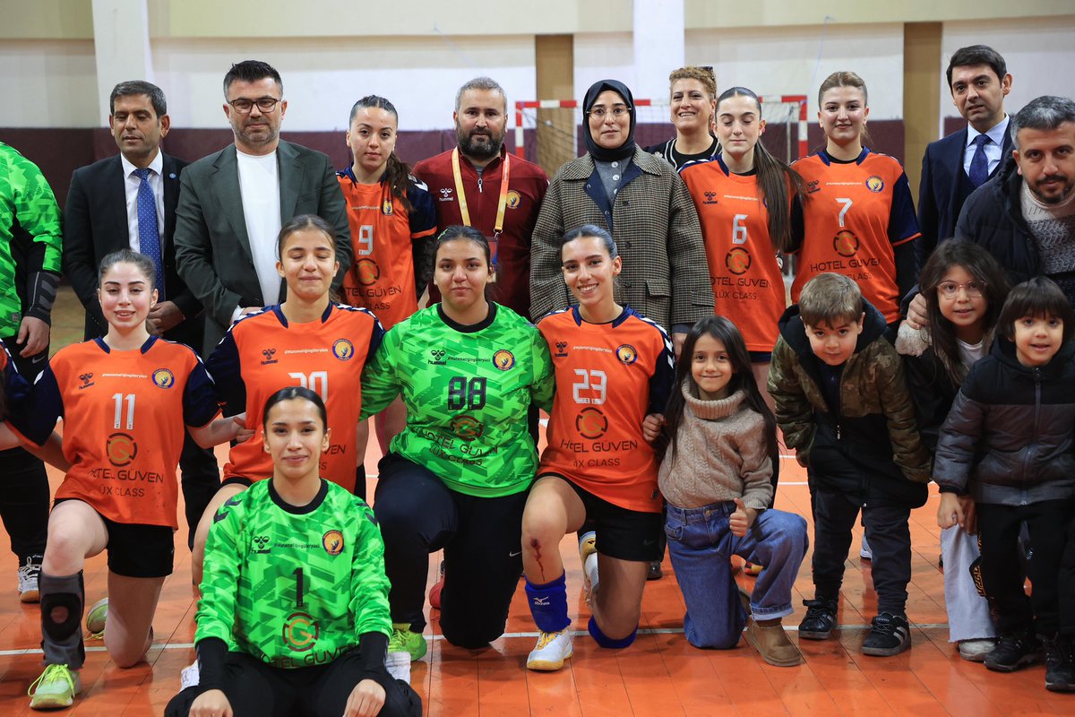 ☀Tebrikler Güneşin Çocukları 

Hentbol Kadınlar 2. Lig G Grubunda bu hafta da rakibini yenerek Play-Off’a namağlup ilerleyen Güneşin Çocukları Spor Kulübü oyuncularımızı ve teknik heyeti tebrik ediyor, başarılarının devamını diliyorum.

Azmin en güzel örneğini bizlere gösteren