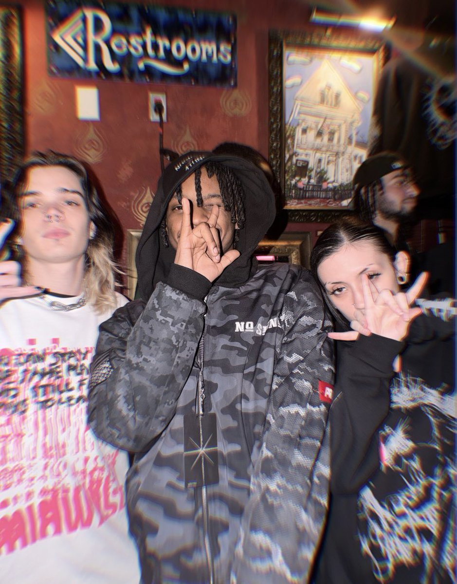 izzyg33ked's tweet photo. Yesterday i turned 23 today i met midwxst https://t.co/0jKIuYlRlz