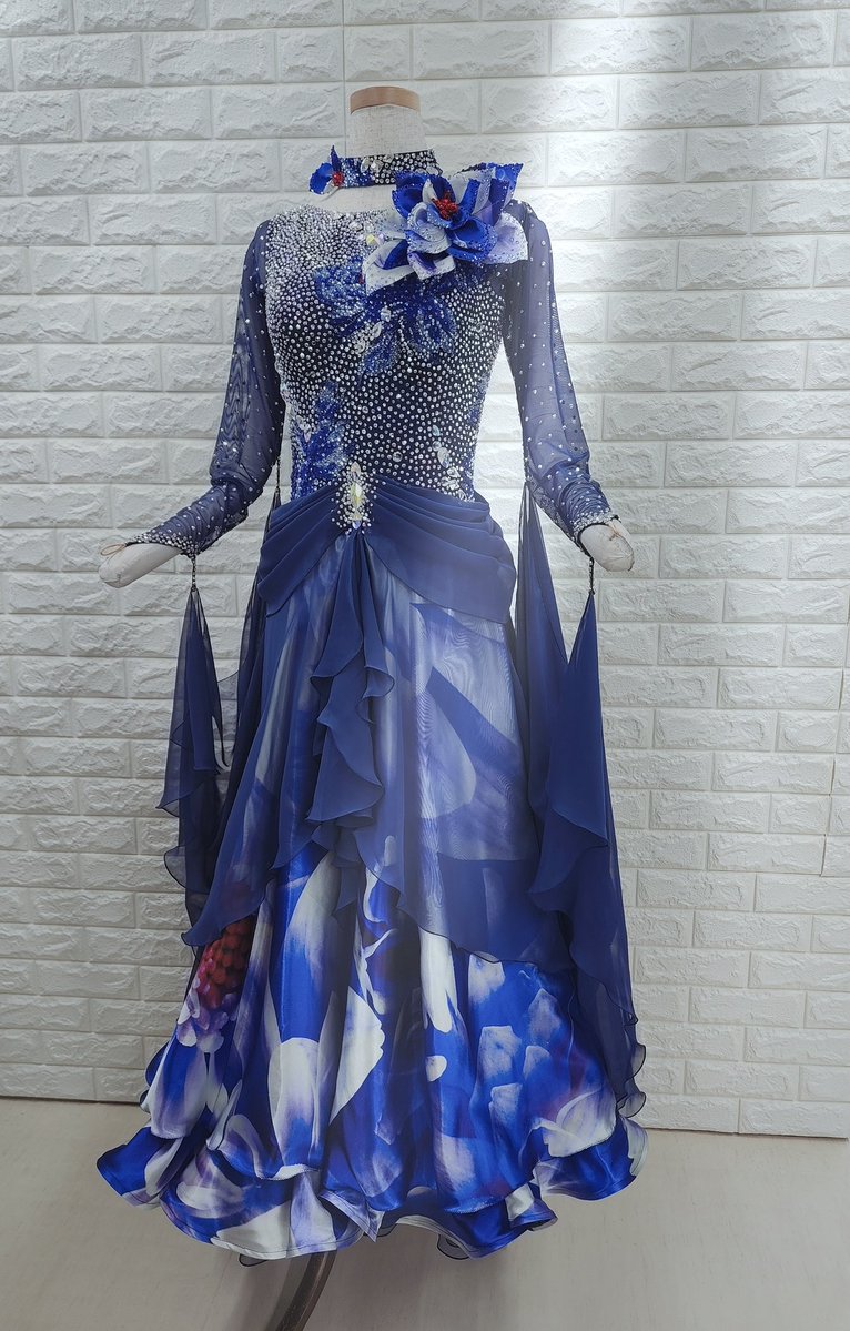 個性派の Newドレス 出来上がってきました✨️ 踊ると大胆なプリントの