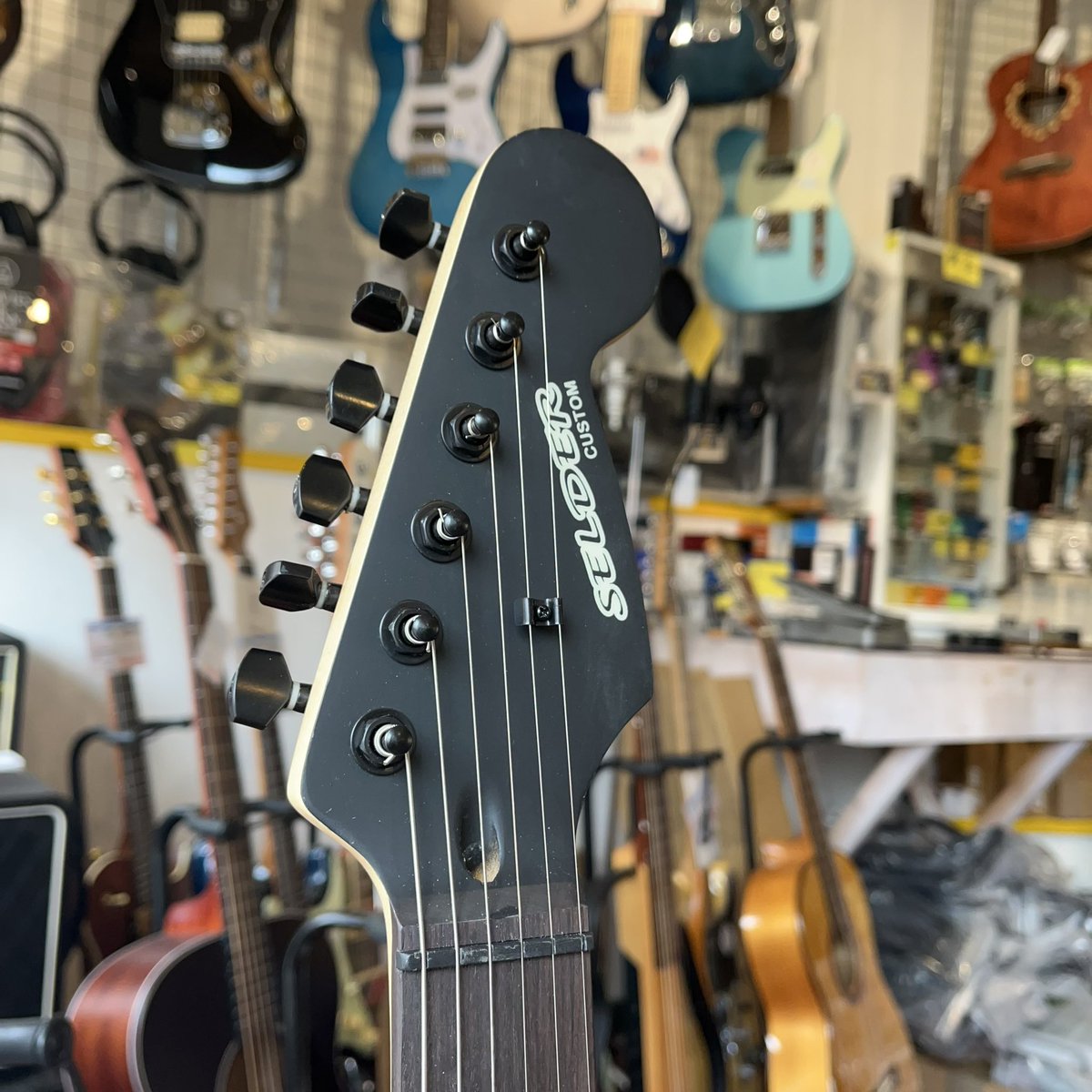 中古】SELDERのカスタムストラトが入荷！ブラックで統一されたボディに