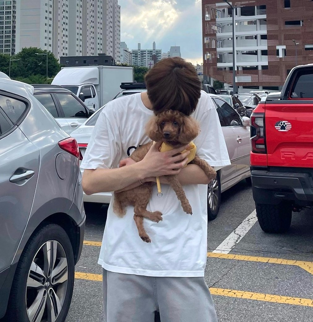 본가가면 올려주는 딸기오빠 사진이 너무 좋아
신유가 이번에도 올려줬으면 좋겠다아