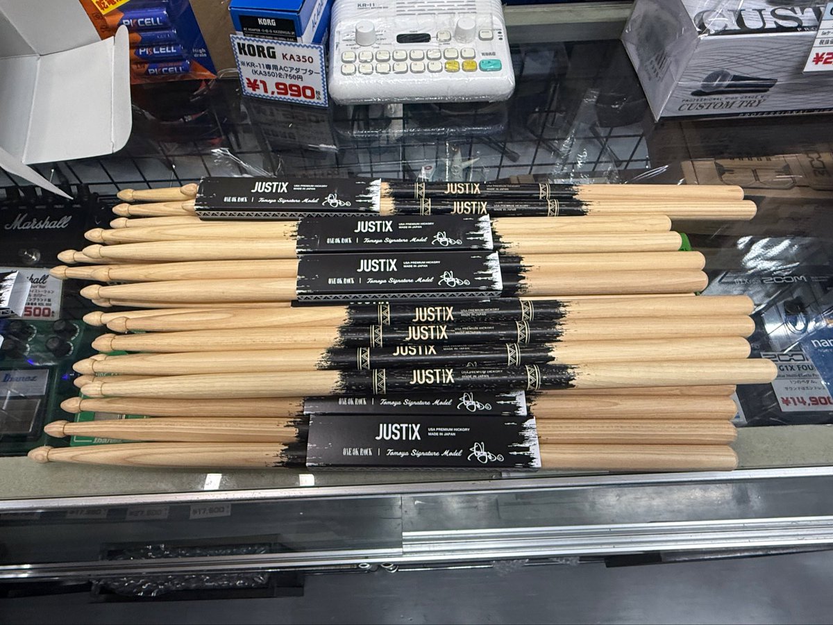 gakkibu's tweet photo. 日本製のドラムスティックブランド【JUSTIX】から
ONE OK ROCK Tomoyaナチュラルモデルが再入荷🔥🔥
ヒッコリー材で14.5mm×403mmと扱いやすいバランスとなってます🙆🏻‍♀️

是非お買い求め下さい💨💨

#高レコ
#高良レコード店楽器部
#高良レコード店
#ONEOKROCK
#JUSTIX https://t.co/UDYcNzbtKu