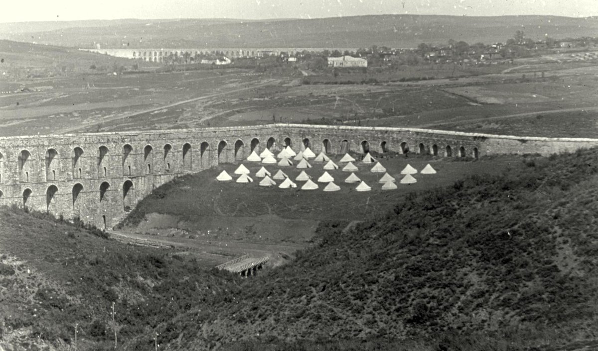 Eğri Kemer ve asker çadırları. Arkada Uzun Kemer. Arada Kemerburgaz Köyü...
📅1936