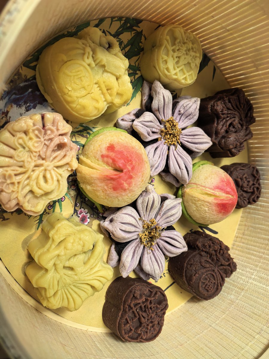 linyuenj's tweet photo. 新年快乐~Happy Chinese New Year~🎆
I'm sorry I didn't draw any New Year-related greeting pictures this year, because I spent three or four days researching and making traditional Chinese pastries...🥹

可惜时间不够了，要不然还能再搓点桃花酥........🥲
#ChineseNewYear2026 https://t.co/XUcJ6dKNr3