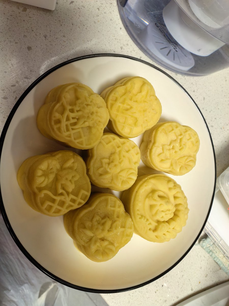 新年快乐~Happy Chinese New Year~🎆
I'm sorry I didn't draw any New Year-related greeting pictures this year, because I spent three or four days researching and making traditional Chinese pastries...🥹

可惜时间不够了，要不然还能再搓点桃花酥........🥲
#ChineseNewYear2026