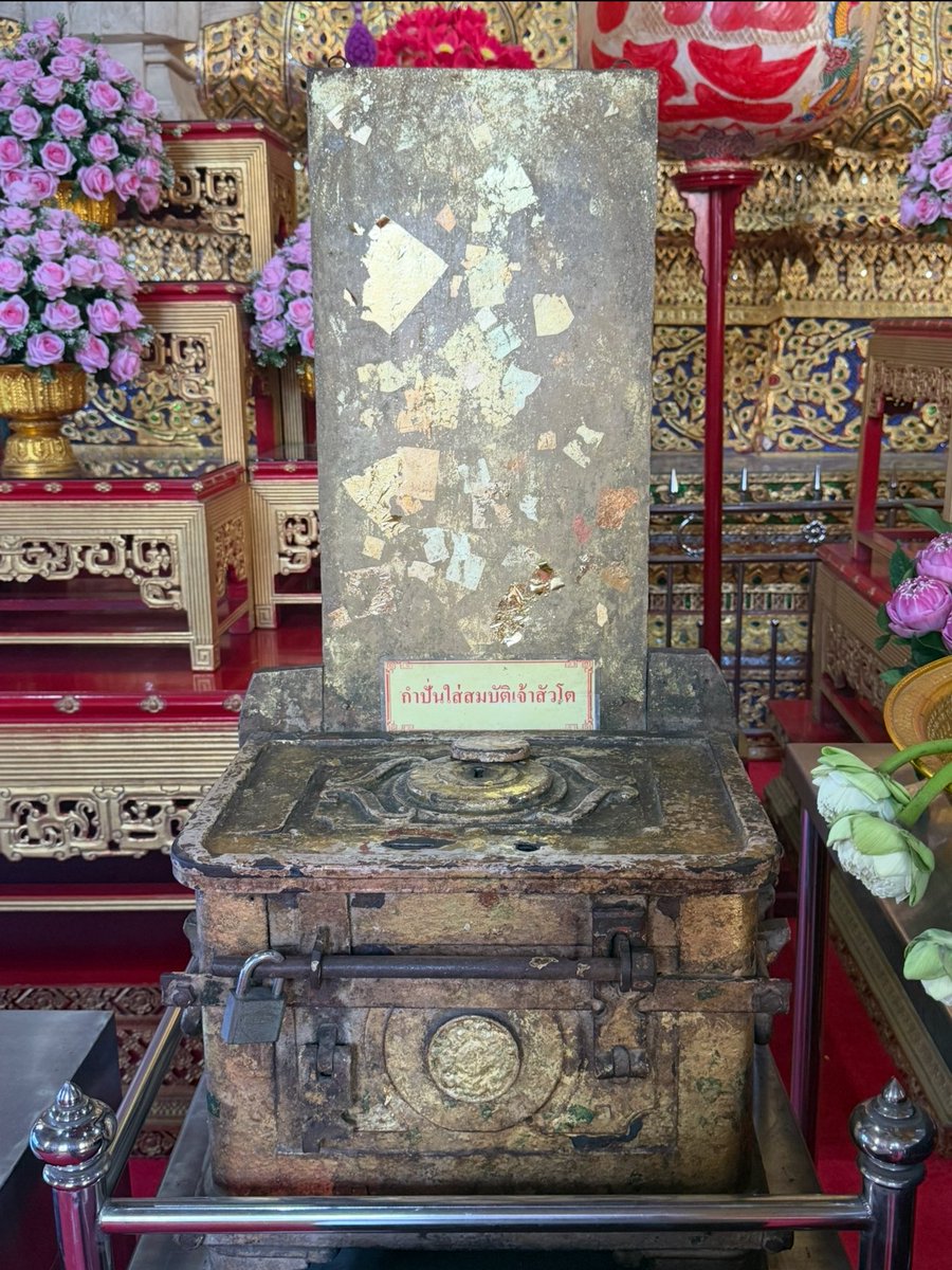 desirposter1565's tweet image. 🌟อีกหนึ่งวัดที่พลังงานแรงจริง
ยกให้เลย วัดกัลยาณมิตร กิมมิควัดนี้ชีเยอะ ไปแล้วควรไหว้ให้ครบ ทั้งไหว้หลวงพ่อโต ขอพรค้าขาย ธุรกิจก้าวหน้า มีกำปั่นเจ้าสัว หยอดเหรียญขอพรเรื่องการเงิน เก็บเงิน ตีระฆังขอพร ที่วัดนี้เป็นหอระฆังที่ใหญ่ที่สุดในไทย ขอพรเรื่องชื่อเสียง