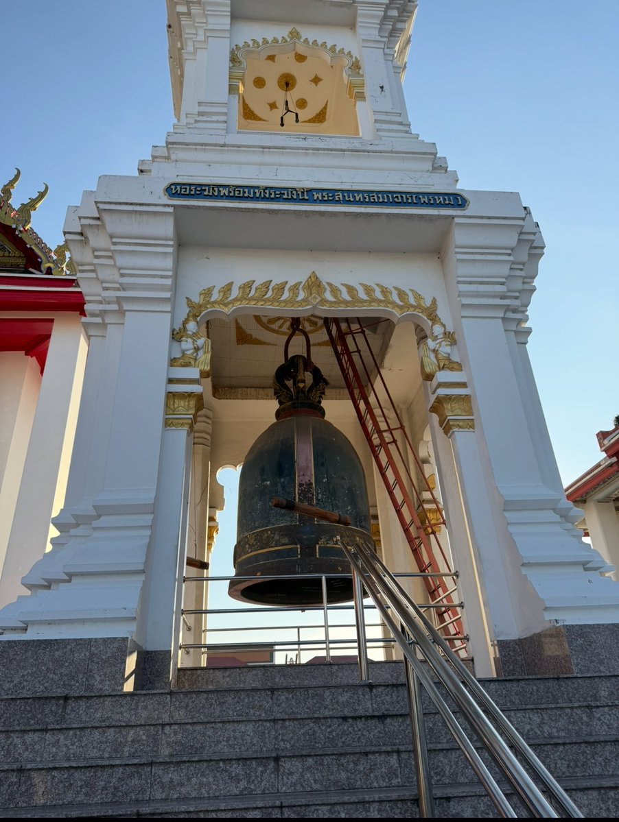 desirposter1565's tweet image. 🌟อีกหนึ่งวัดที่พลังงานแรงจริง
ยกให้เลย วัดกัลยาณมิตร กิมมิควัดนี้ชีเยอะ ไปแล้วควรไหว้ให้ครบ ทั้งไหว้หลวงพ่อโต ขอพรค้าขาย ธุรกิจก้าวหน้า มีกำปั่นเจ้าสัว หยอดเหรียญขอพรเรื่องการเงิน เก็บเงิน ตีระฆังขอพร ที่วัดนี้เป็นหอระฆังที่ใหญ่ที่สุดในไทย ขอพรเรื่องชื่อเสียง