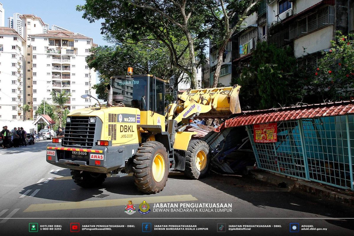 DBKL laju je roboh kedai haram tepi jalan cuba kalau yang buat atas jalan 1 ni dekat kampung pandan. Sunyiii