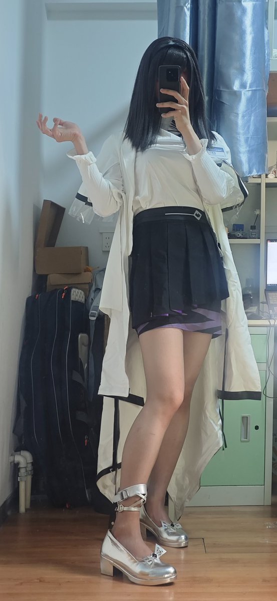除夕快乐哦预言家～知道你喜欢这样的丝袜，特意换了好几种颜色哦，不知道想让我穿着哪双陪你过年呢。
还有，新的一年依然爱你哦，亲爱的～
ps:袜子颜色依次是黑色，浅黑，巧克力色，浅灰