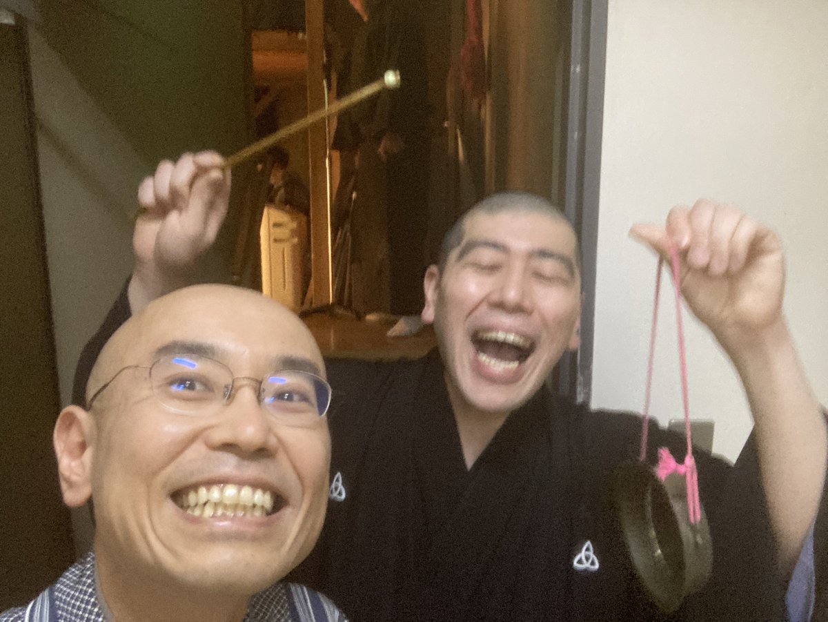 katsurashinshin's tweet photo. 二月中席後半 池袋演芸場 昼席。
師匠伸治がトリよ(*´∇｀*)♪
弟弟子 伸都くん、二つ目昇進おめでとう🎊
高座前にパシャっと📷

で、高座の後に前座の伸球くんの坊主頭の後頭部をプラスしてパシャっと📷 https://t.co/60yjUv1Lab