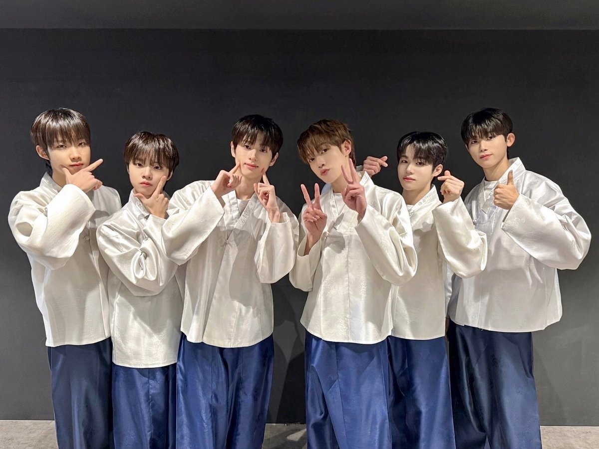 [📸] #더윈드데이 #THEWINDDAY

빛담너에는 감동이 있는 거 아시는 분✋

자 이제 설날 시작이야...✨
새해 복 담아 위즈에게 줄게🩵

위즈! 올해도 더윈드와 함께
새해 복 많이 받으세요🥰

#더윈드 #THEWIND #The_Wind
#김희수 #타나톤 #최한빈
#박하유찬 #안찬원 #장현준