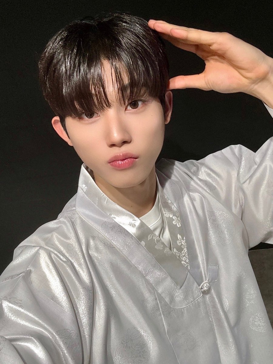 [📸] #더윈드데이 #THEWINDDAY

빛담너에는 감동이 있는 거 아시는 분✋

자 이제 설날 시작이야...✨
새해 복 담아 위즈에게 줄게🩵

위즈! 올해도 더윈드와 함께
새해 복 많이 받으세요🥰

#더윈드 #THEWIND #The_Wind
#김희수 #타나톤 #최한빈
#박하유찬 #안찬원 #장현준