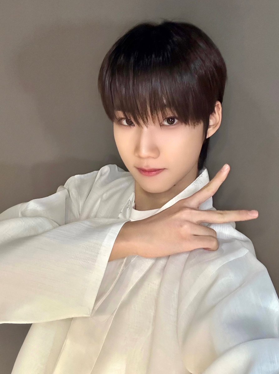 officialTheWind's tweet photo. [📸] #더윈드데이 #THEWINDDAY

빛담너에는 감동이 있는 거 아시는 분✋

자 이제 설날 시작이야...✨
새해 복 담아 위즈에게 줄게🩵

위즈! 올해도 더윈드와 함께
새해 복 많이 받으세요🥰

#더윈드 #THEWIND #The_Wind
#김희수 #타나톤 #최한빈
#박하유찬 #안찬원 #장현준 https://t.co/AnhGOup1UG