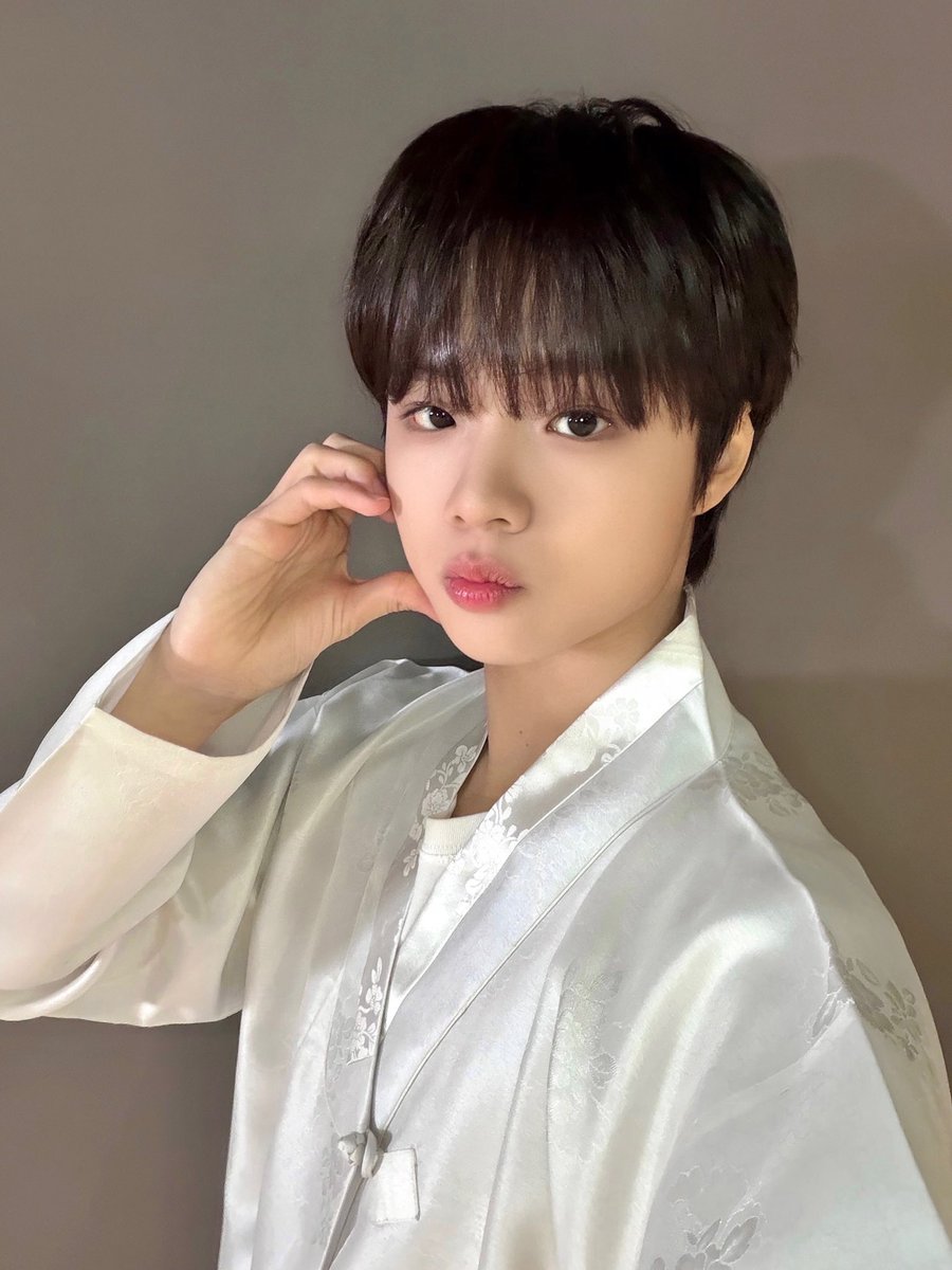 officialTheWind's tweet photo. [📸] #더윈드데이 #THEWINDDAY

빛담너에는 감동이 있는 거 아시는 분✋

자 이제 설날 시작이야...✨
새해 복 담아 위즈에게 줄게🩵

위즈! 올해도 더윈드와 함께
새해 복 많이 받으세요🥰

#더윈드 #THEWIND #The_Wind
#김희수 #타나톤 #최한빈
#박하유찬 #안찬원 #장현준 https://t.co/AnhGOup1UG