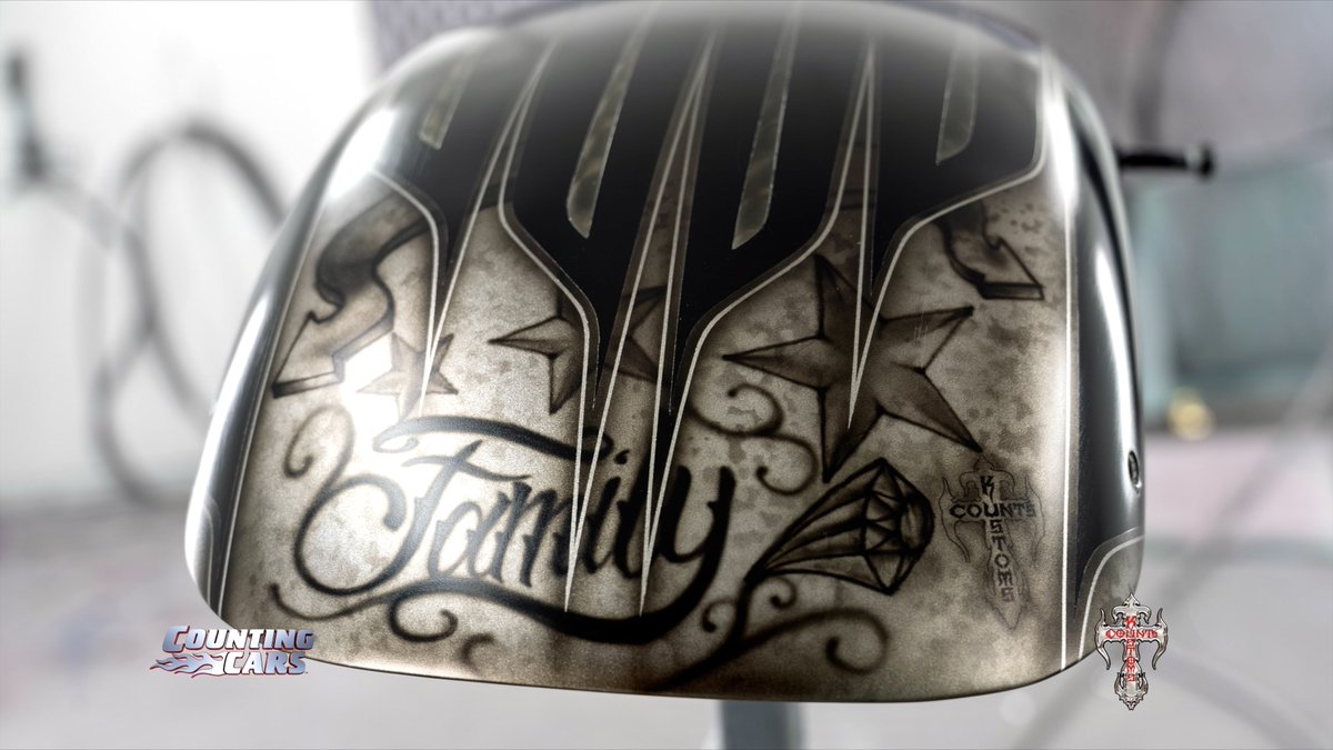 CountsKustoms's tweet image. Paint jobs at Count’s Kustoms aren't rushed because we have the best crew in the world to make it right. @RyanAtCounts continues to create amazing motorcycle paint jobs and yours could be next! Email bikeprojects@countskustoms.com today📧 @DannyCountKoker #paintjob #vegas #family