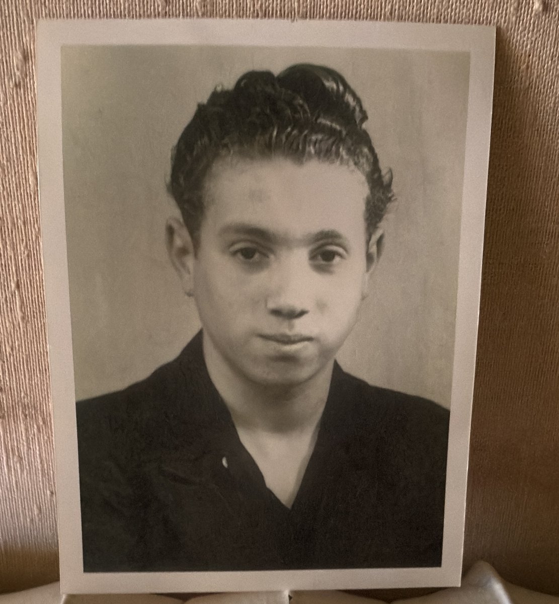 guybirenbaum's tweet image. En rangeant, avec mon frère aîné, des papiers qui risquaient de partir à la poubelle, je suis tombé sur quelques trésors. Dont ce cliché, non daté, qui doit très probablement avoir été pris à l'époque où Robert Birenbaum #akapapa s'est engagé dans la Résistance (le 17 juillet