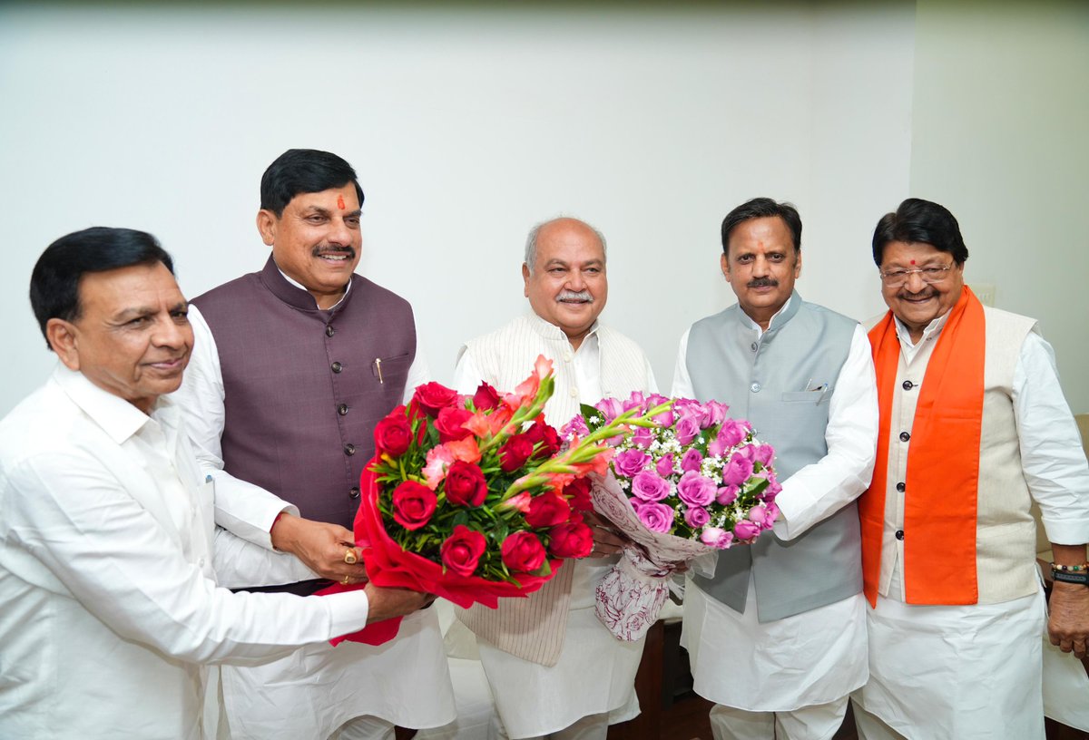 आज विधानसभा में बजट सत्र प्रारम्भ होने से पहले, माननीय विधानसभा अध्यक्ष श्री <a href="/nstomar/">Narendra Singh Tomar</a> जी से शिष्टाचार भेंट की।