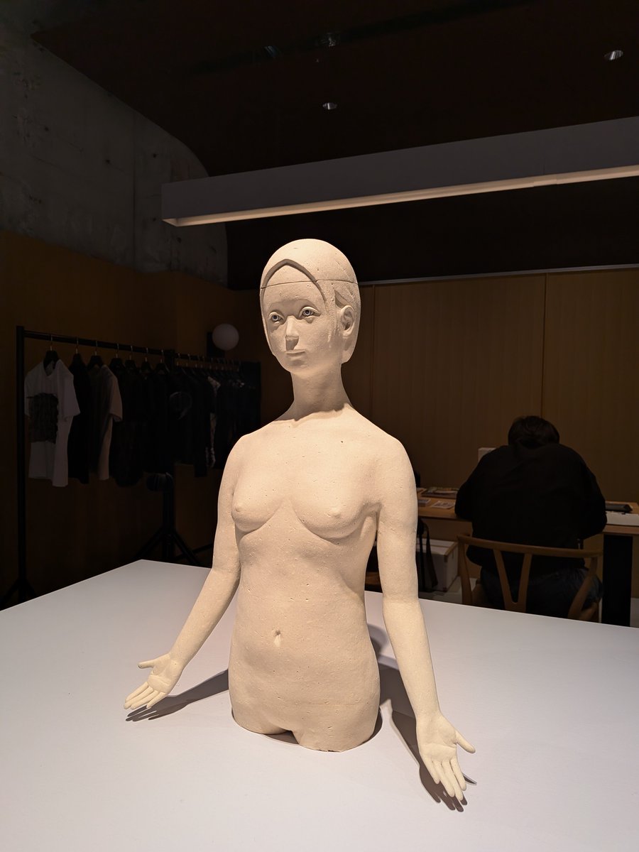 HIBIYA】 『白肌の人(2)』 陶土、磁土、呉須 47.2×32.7×14.3 早野樹