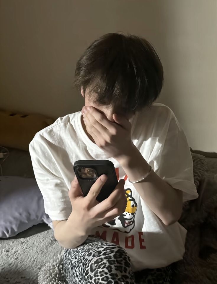 Moonlight159110's tweet photo. hi ganteng🤭💗
#haluidol #fakechat #roleplayvibes #idolhalu #fyp #aestheticchat https://t.co/HK9s5Pnnib