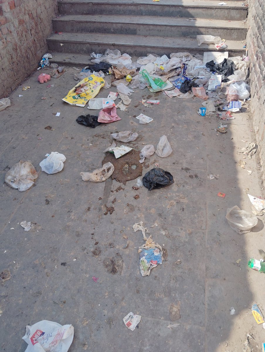 Yeh hai “Swachh Delhi” ki ground reality 😡
Kanhaiya Nagar Metro Station ke paas kachre ka dher, plastic har jagah aur gaaye isi gandgi me khana dhoondne ko majboor.

Safai ke daave sirf posters tak seemit hain kya?

Be serious <a href="/MCD_Delhi/">Municipal Corporation of Delhi</a>  Regular safai aur monitoring zaroori hai