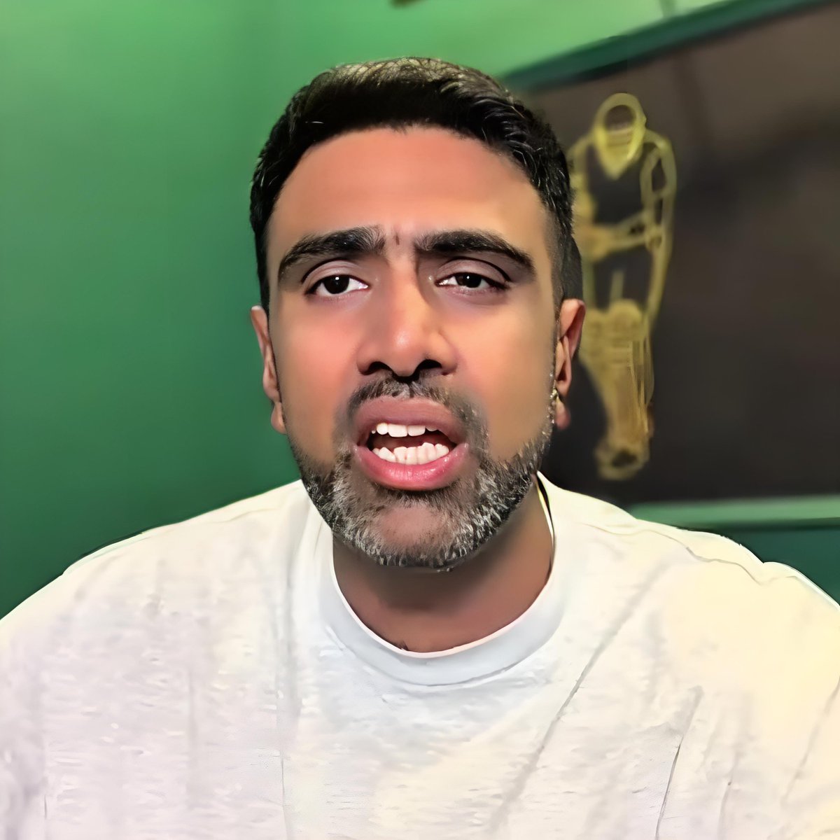 🚨 Ravi Ashwin backs Abhishek Sharma 🚨

When asked about Abhishek Sharma’s back-to-back ducks, Ashwin made it clear he’s not hitting the panic button.

He said constant chopping and changing after a couple of failures only hurts team stability. 

According to him, two low scores