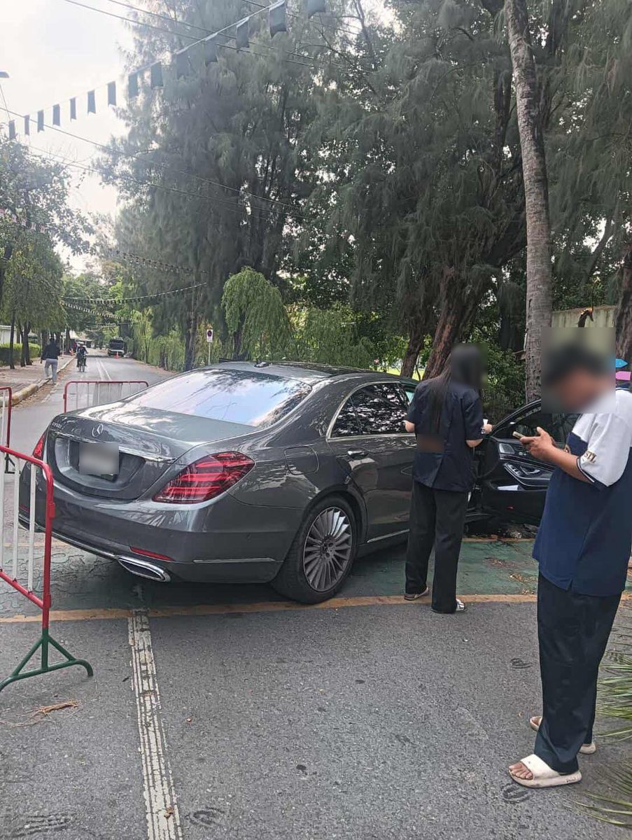 เมื่อเวลา 11.44 น. #อุบัติเหตุ รถเก๋งชนต้นไม้ข้างทาง ภายในมหาวิทยาลัยเกษตรศาสตร์ บางเขน บริเวณแยกตึก8 - บาร์ใหม่ รายละเอียดเพิ่มเติมอยู่ระหว่างตรวจสอบ

(Cr.ศูนย์ข่าวชุมชน ม.เกษตรศาสตร์)