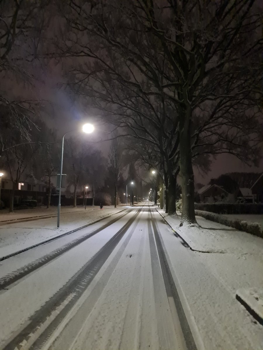 Margreeth0_0's tweet photo. Het was nog heel stil en door De Onlanden was mijn spoor van de fiets het eerste. Maar wat was het mooi, die witte, stille wereld! Te donker voor foto's in De Onlanden maar 200% genieten. #sneeuw #woonwerkfietser #fietsfoto #earlystart #peaceful https://t.co/yJjzKdNob8