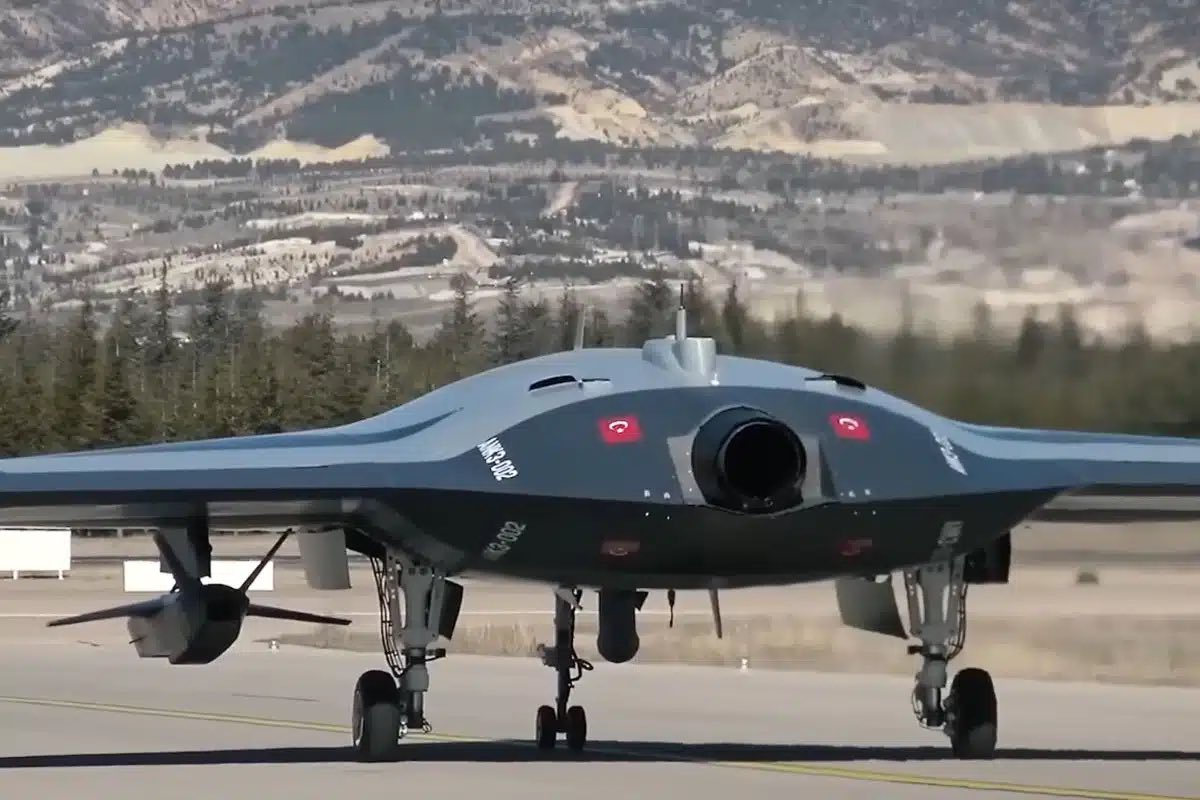 KAAN, ANKA III ile uçuş partnerini buldu

Forum Militaire’in haberine göre, Türkiye’nin 5. nesil savaş uçağı KAAN, insansız savaş uçağı Anka III ile birlikte görev yapacak şekilde geliştiriliyor. 

İnsanlı-insansız ekip (MUM-T) konsepti sayesinde pilot, Anka III’leri görev