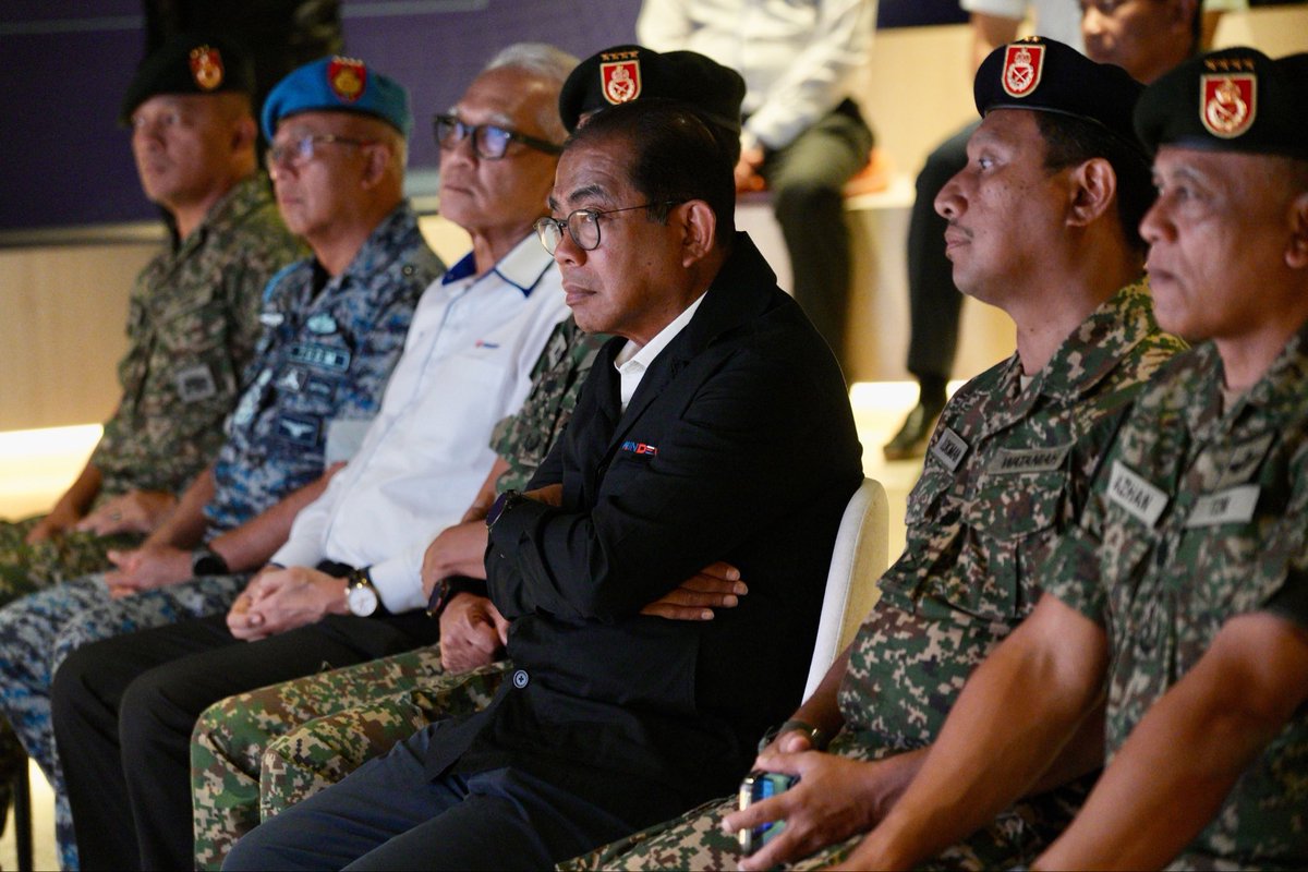 Menyempurnakan Majlis Peluncuran Skuadron Rapid Rail 50 Rejimen Pakar Keretapi RAJD (AW) di Dewan Tan Sri Jamaludin Ibrahim, Menara Prasarana, Petaling Jaya.

Pasukan simpanan seperti Askar Wataniah merupakan komponen kritikal pertahanan negara. Negara tidak boleh hanya