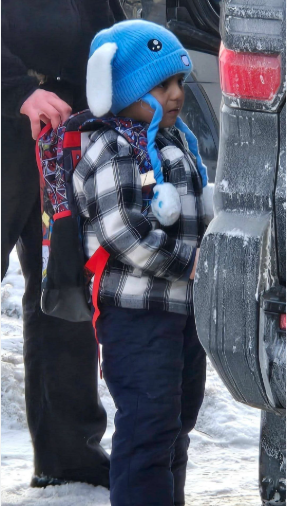 I8Despotus's tweet photo. Un niño detenido por ICE junto a su padre sin estatus legal y la prensa mundial monta un escándalo global: titulares, lágrimas en cámara, indignación 24/7.

Tom Homan confirma que han localizado a más de 145.000 niños migrantes no acompañados que se consideraban "desaparecidos" bajo la administración Biden.
SILENCIO ABSOLUTO, ni un eco.  Algunos estaban en hogares de acogida temporal, otros con familiares pero sin seguimiento oficial, y muchos eran víctimas reales: tráfico sexual, explotación laboral, abusos.  Pero de eso la prensa no habla. Los activistas miran para otro lado.

La razón? Esos 145.000 niños que se perdieron de vista durante el gobierno demócrata no encajan en la agenda zurda.
Doble moral en HD: un caso individual = crisis humanitaria mundial.
145.000 niños en riesgo real = grillos.