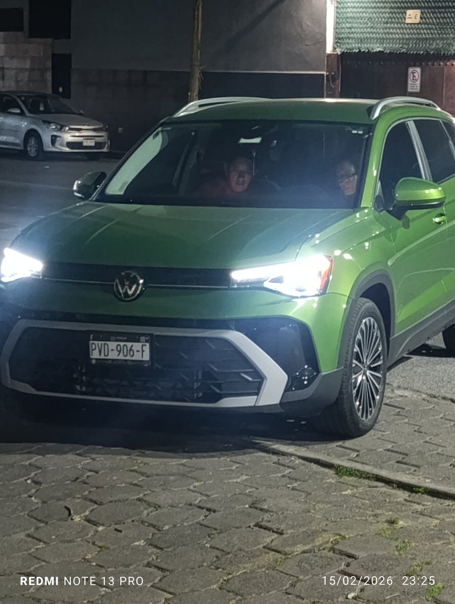 ManuelSnchezF12's tweet photo. @C5_CDMX @SSC_CDMX se pide apoyo para quitar este vehículo que está estorbando el paso y al pedirle que por favor se mueva, su respuesta fue "Ya pasaste ¿No?", sin importarle que traía yo a un menor y tuvimos que bajarnos de la banqueta para pasar. https://t.co/iGjVUlIFhA
