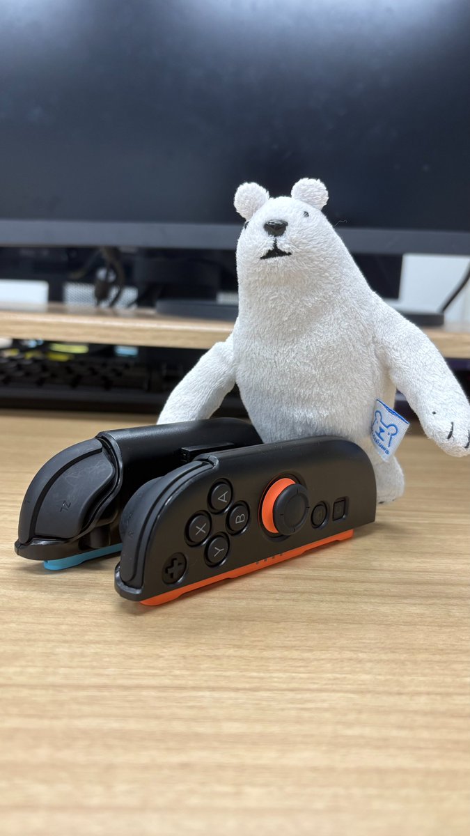 gametech_kuma's tweet photo. 片手グリップSW2は、おかげさ��でめちゃくちゃ大好評クマ‼✨
てことで記念にクマの中の人とツーショットクマ🐻
(実は写真や動画で登場した手は全部クマの中の人だったりするクマ！) https://t.co/wt1wkTBANA