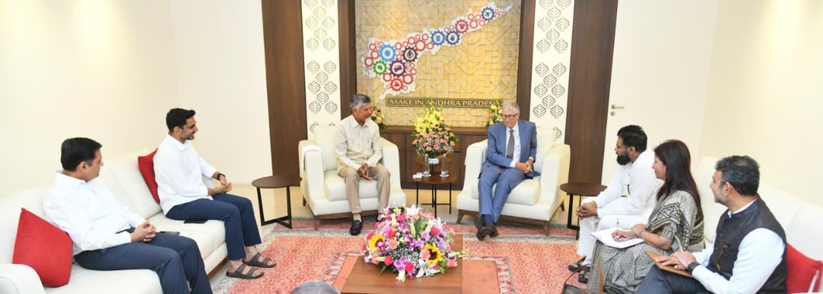 సోమవారం ఉదయం ఆంధ్రప్రదేశ్ రాష్ట్రానికి విచ్చేసిన మైక్రోసాఫ్ట్ వ్యవస్థాపకులు శ్రీ <a href="/BillGates/">Bill Gates</a> గారికి రాష్ట్ర సచివాలయంలో గౌరవ ముఖ్యమంత్రి శ్రీ <a href="/ncbn/">N Chandrababu Naidu</a> గారితో కలిసి సాదర స్వాగతం పలికిన ఉపముఖ్యమంత్రి శ్రీ <a href="/PawanKalyan/">Pawan Kalyan</a> గారు. అనంతరం ఆయనతో సమావేశంలో పాల్గొన్నారు. గేట్స్ ఫౌండేషన్ ద్వారా