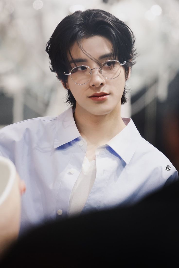 Yang mulia princess adorable wifey babygirl omega dominan semesta internasional dunia dengan cahaya berkilauan terpancar dari wajahnya bibir merah muda mengkilap alami rambut halus tebal dan tertata dengan cantik kulit sebening boneka porselen seharum bentangan luas padang bunga