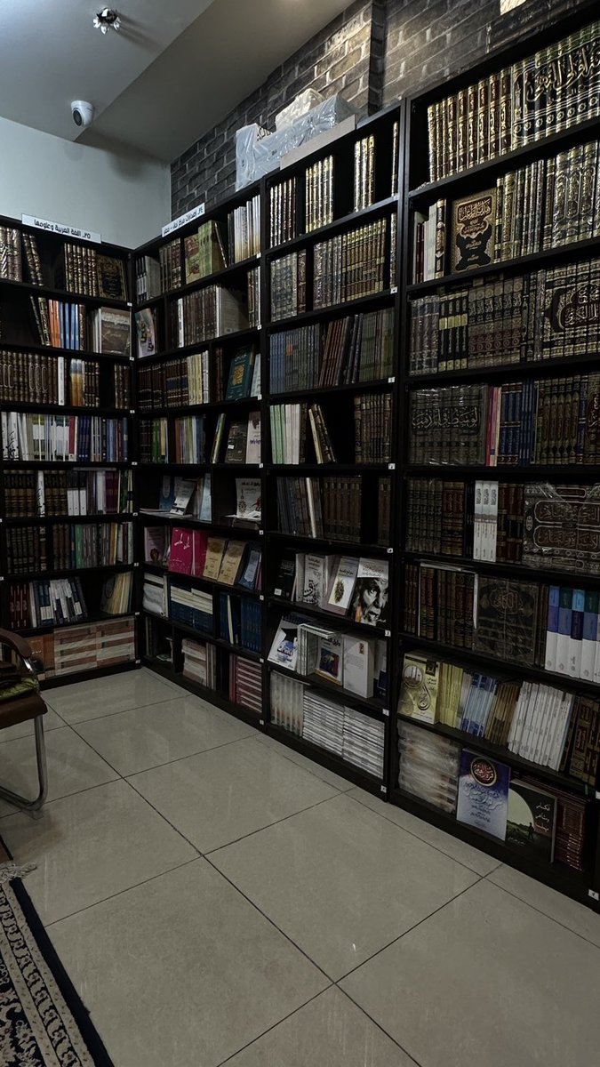 kholoud303's tweet photo. " المكتبة هي قلب الحياة النابض، حيث تتنفس العقول وتعيش الأرواح "🕯️📚🤎 https://t.co/dnQQITj6eY