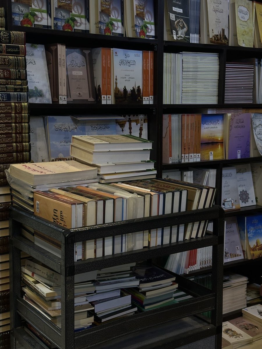 kholoud303's tweet photo. " المكتبة هي قلب الحياة النابض، حيث تتنفس العقول وتعيش الأرواح "🕯️📚🤎 https://t.co/dnQQITj6eY