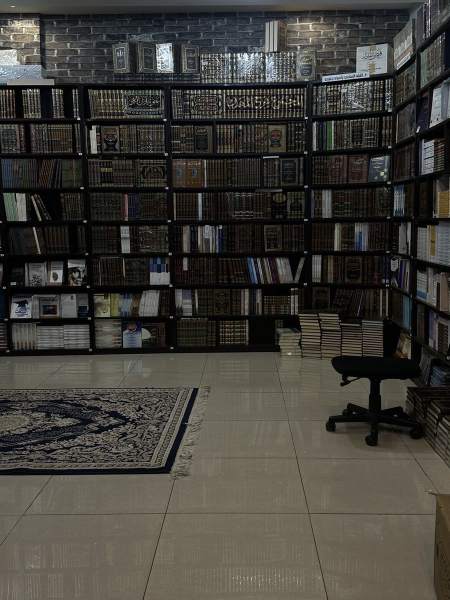 kholoud303's tweet photo. " المكتبة هي قلب الحياة النابض، حيث تتنفس العقول وتعيش الأرواح "🕯️📚🤎 https://t.co/dnQQITj6eY
