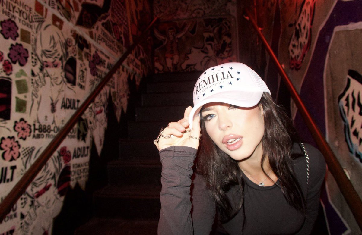 Clavicular claims <a href="/mikadontlouz/">Mika</a> is funded by Peter Thiel and pumpfun who also have funded Remilia Corp. The plot thickens!

🍿 

Milady