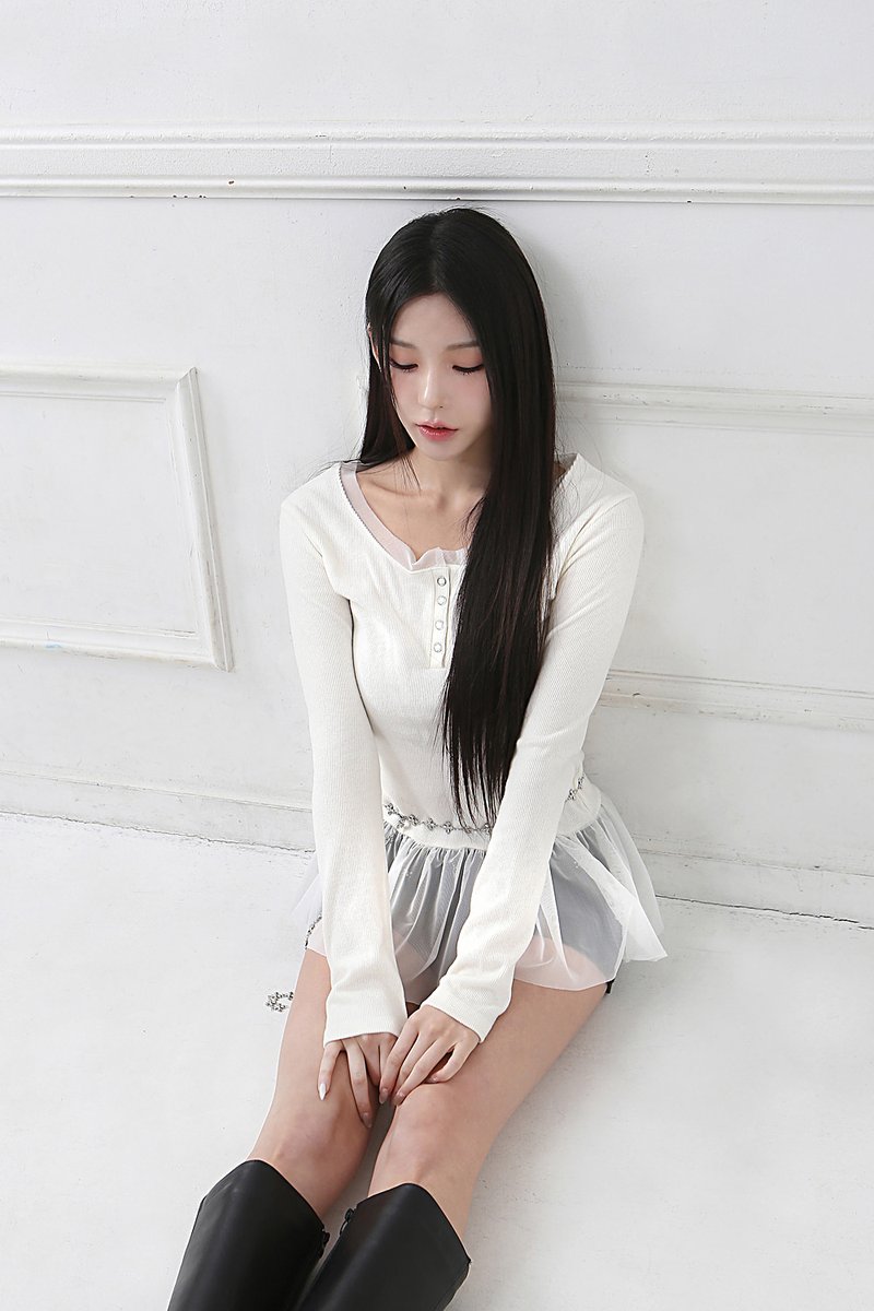 SecretKaby's tweet photo. 라운드넥 버튼 셔링 티셔츠 (6) https://t.co/Ramlf8vwzP